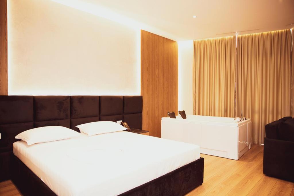 Hotel Continental ドゥラス エクステリア 写真
